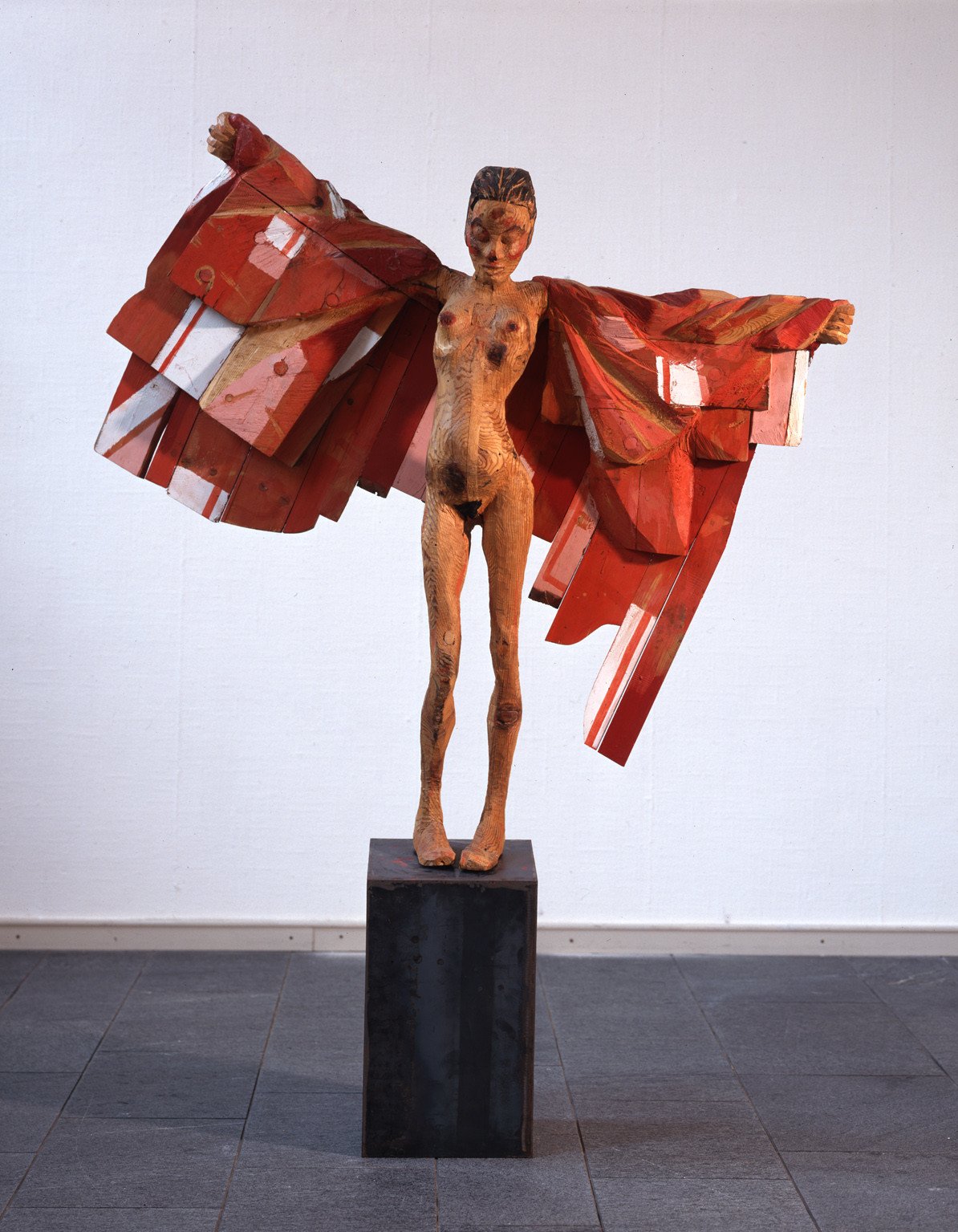 Fliegen, 1988, Holz, teilweise bemalt, und Stahl (Sockel); Leihgabe des Förderkreises für die Kunsthalle Mannheim e.V. seit 1989; © Hans Scheib, Kunsthalle Mannheim